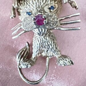 925 sterling vintage cat pin with emerald eyes ruby nose